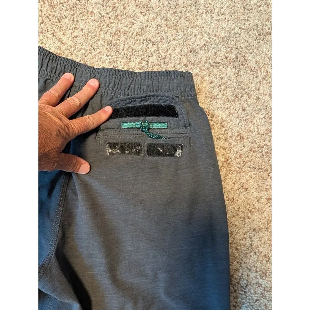 VISSLA BREAKERS Men's board shorts/swim suit size Small; Dark Gray & Black